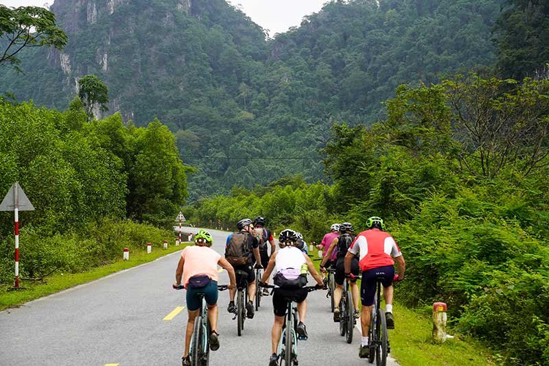 4-Day Ban Ba Waterfall Majestic Cycling Tour from Hanoi